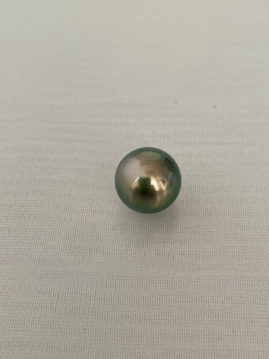 黒蝶真珠『オーロララグーン』無穴ルース 11.3mm｜個体No.02