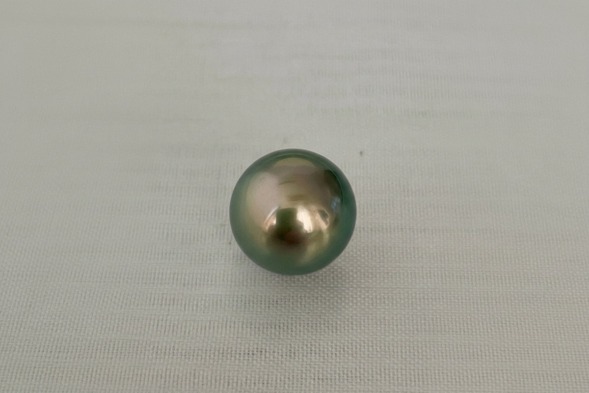 黒蝶真珠『オーロララグーン』無穴ルース 11.0mm｜個体No.01