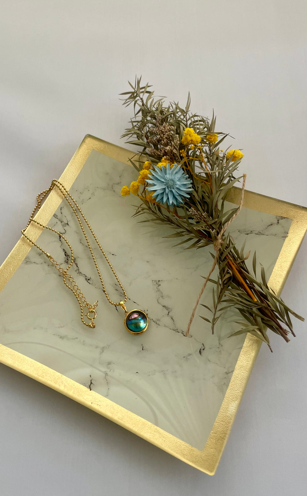 Avalone Pearl 12mm with Clasp (Gold)